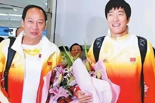 2004年刘翔跨栏夺冠后，开发商送他一套225万的房子，谁知他反手把房子送给教练
