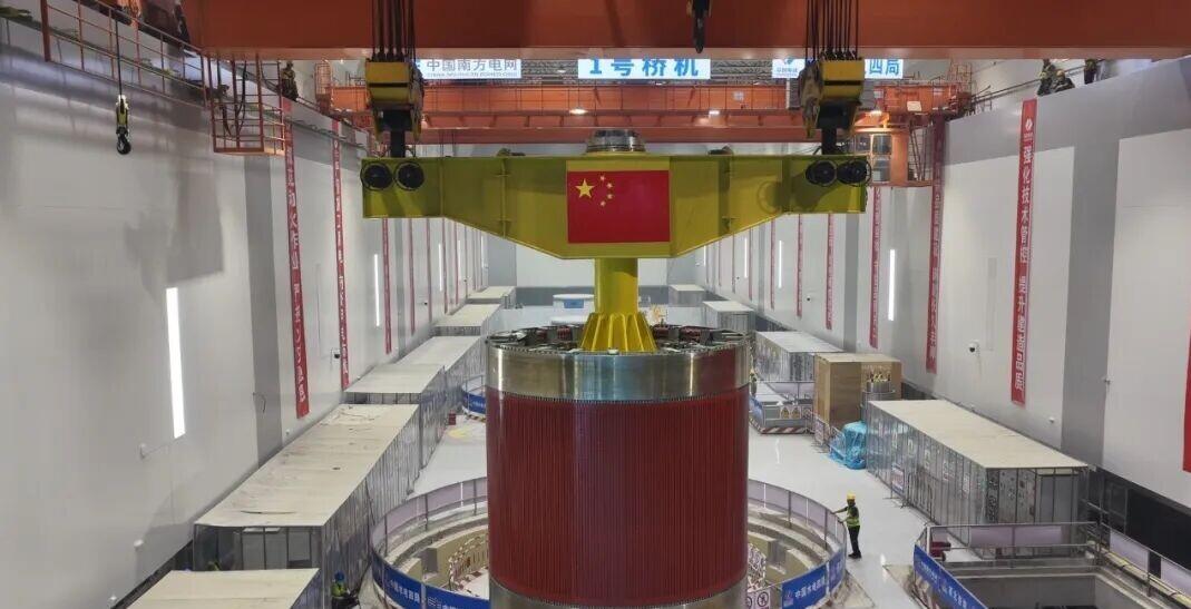 445吨的“大块头”稳稳落下去那一刻，肇庆浪江抽蓄工程的地下厂房里，估计不少人手