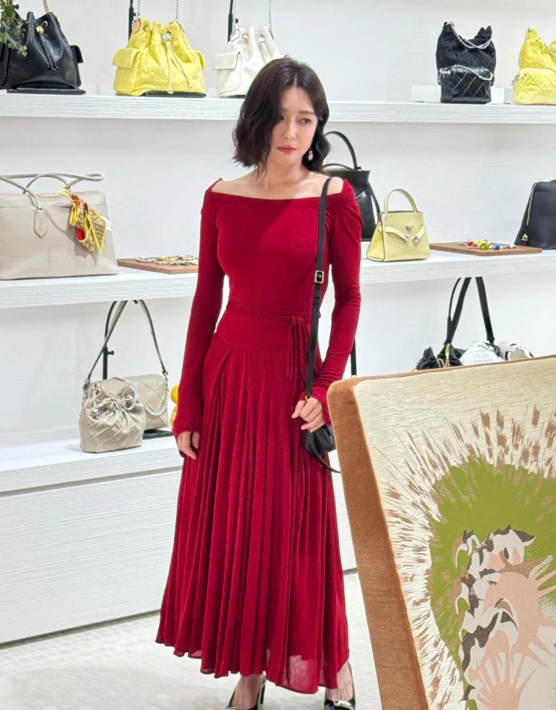 低头看包包，抬头看到美女的一瞬间，有谁懂那种惊喜。
秦岚现身广州太古汇一家包包店