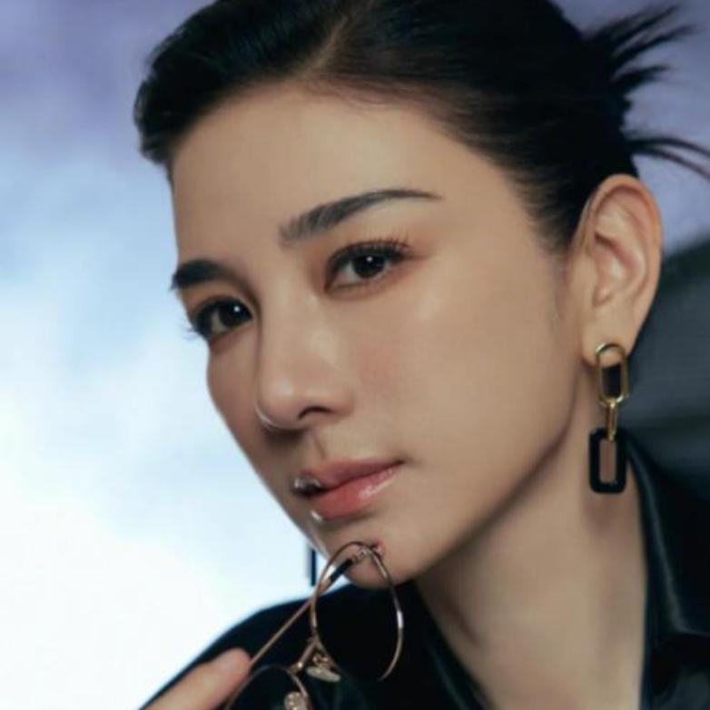 谁能想到，黄奕差点出演《繁花》！
 
当年王家卫主动向她发出邀约，黄奕认真询问拍