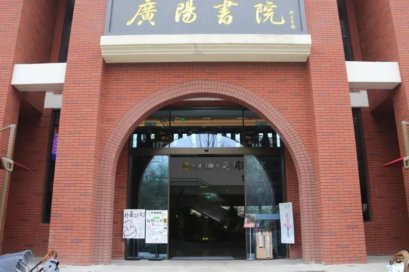 饭能少吃就尽量少吃，老祖宗说过，减食增寿。
从玄学角度讲，人只有快乐，才能顺利。