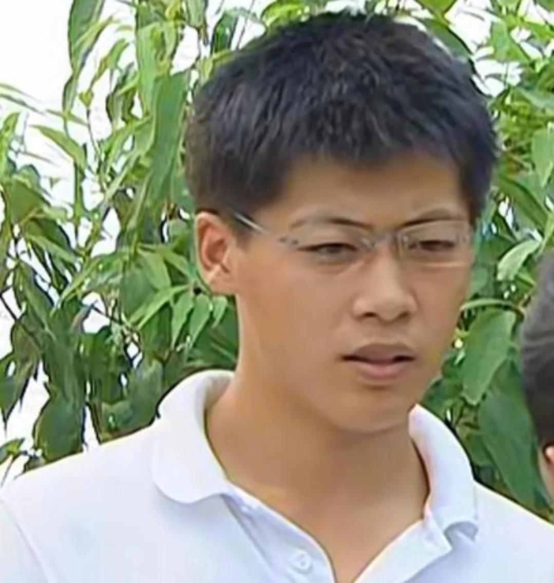 贺树峰 演《乡村爱情》谢永强一角而被观众熟知，他是一个农村青年，大学毕业后回乡待
