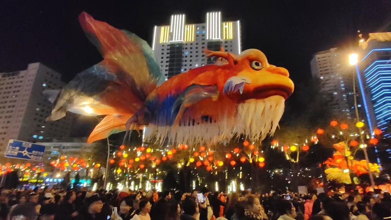 元宵节惊现“鳌鱼”！它到底是传说中的什么神秘生物？

今年元宵节，全国多个地方的