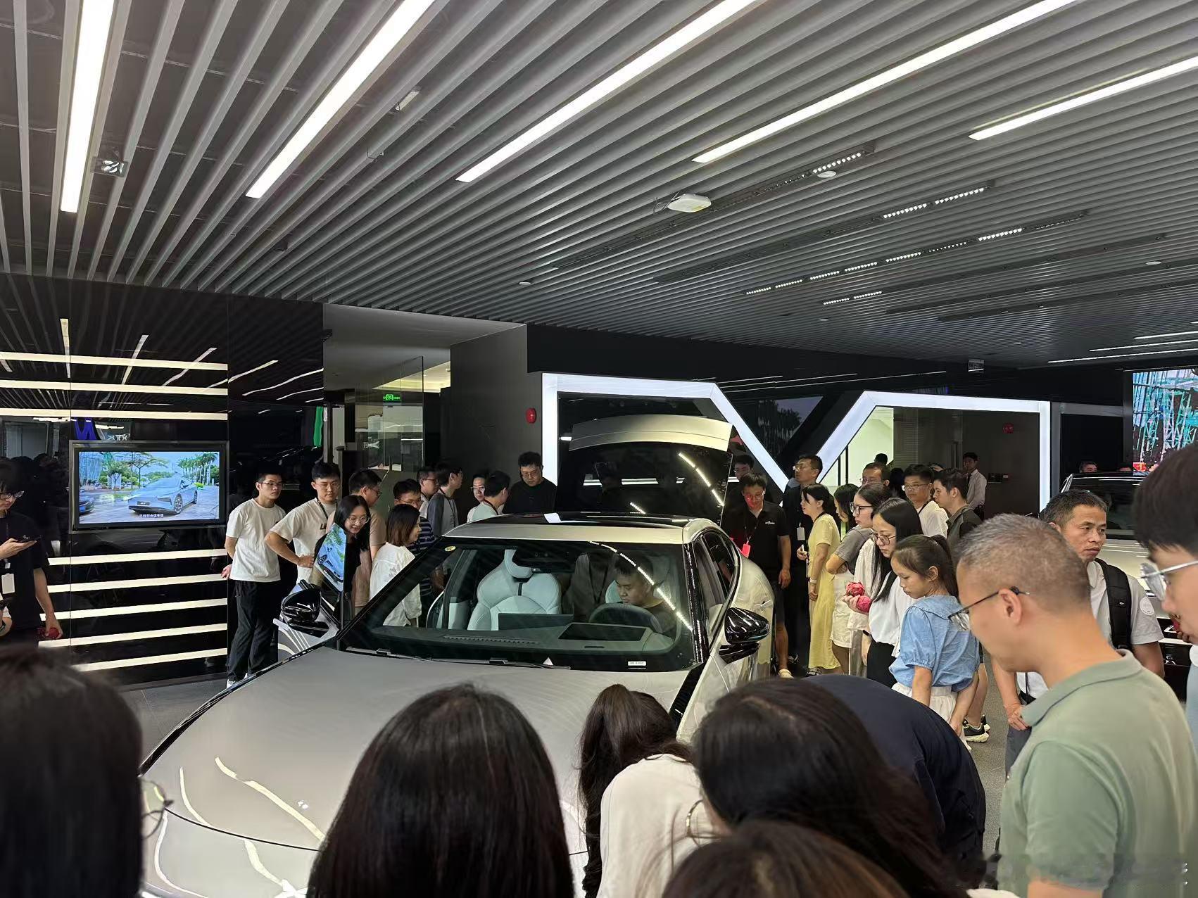 小鹏线下门店，看全新小鹏P7的人有点多啊[笑cry]全新小鹏P7开启预售 ​​​