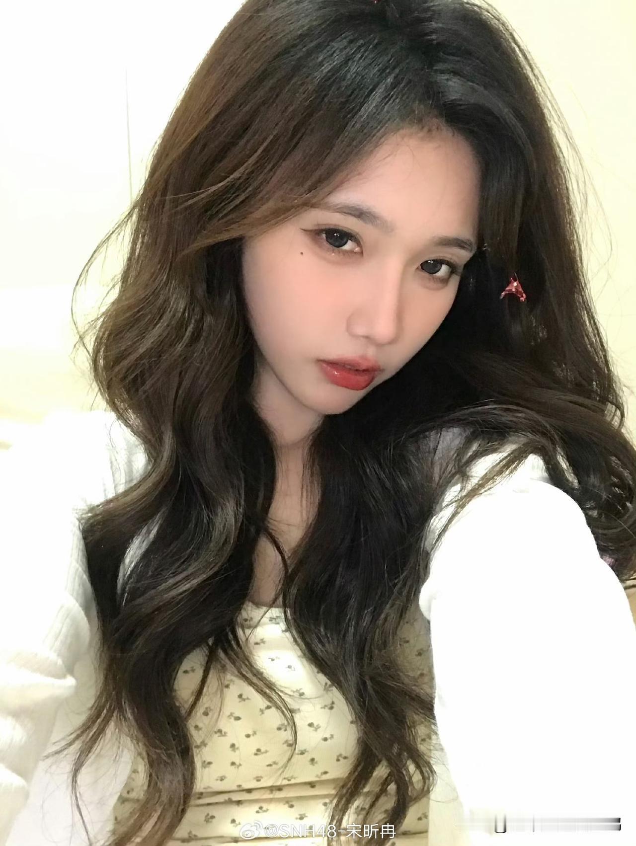 SNH48宋昕冉晒居家自拍，三种表情切换甜度满分，这颜值太能打

SNH48成员