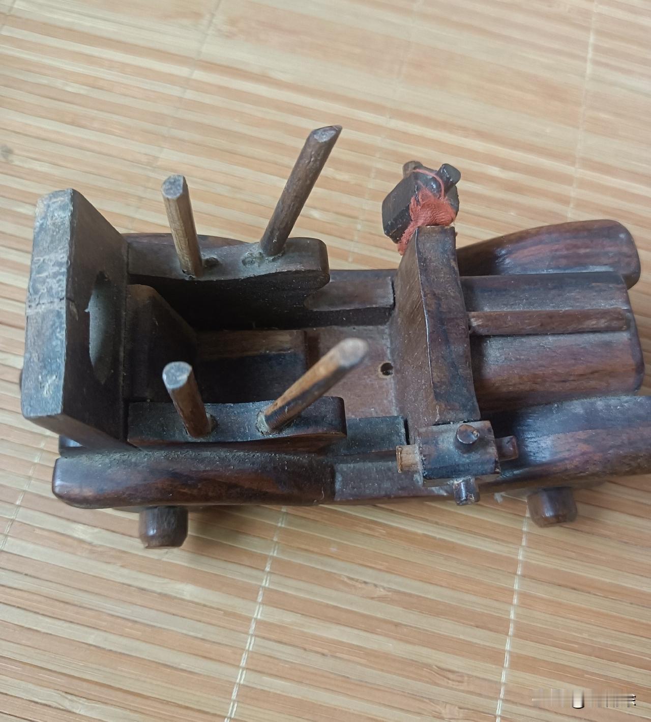 今天周六，在家里收拾储藏室，翻出来个古董木工小工具，许是长辈当年做木工用的线勒子