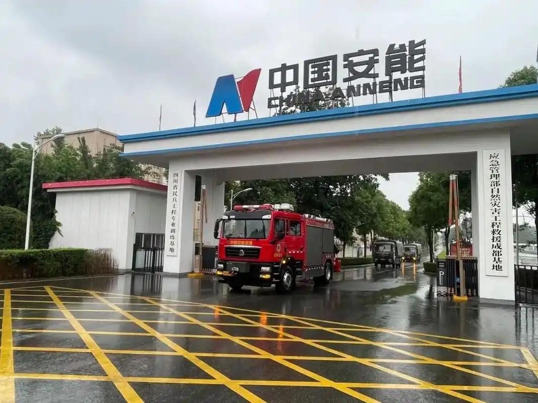 广西洪灾那艘60米“救援航母”是谁开的？查完履历才懂：脱了军装7年，这队伍骨头还