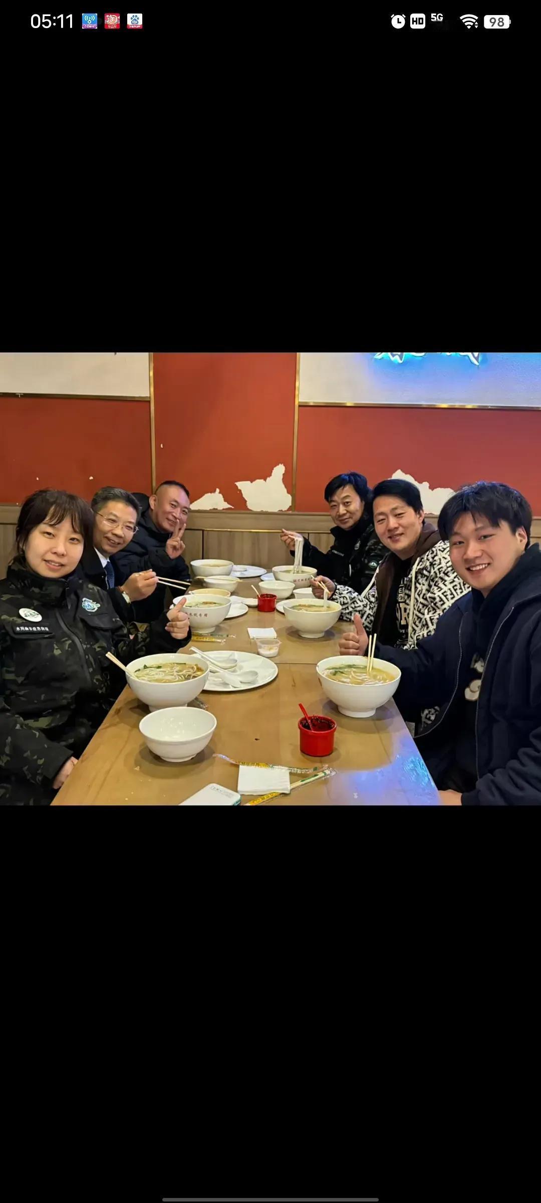 一人一碗面，笑容很灿烂。
这是动保协会简单的一餐。
多做事，做实事！
效率高，不