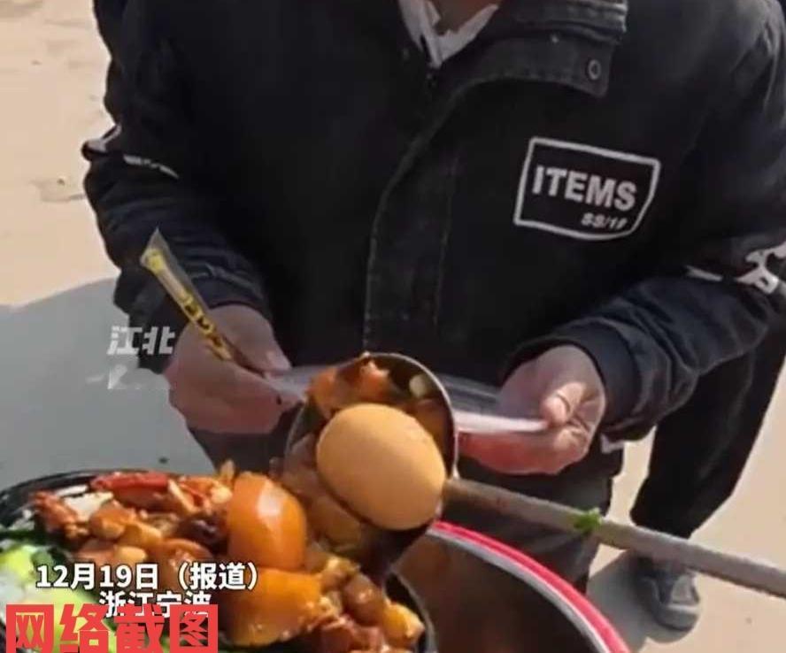 浙江宁波有年轻小伙在工地附近，主卖卤肉饭。

这里小伙卖卤肉饭的价格只有十块钱，