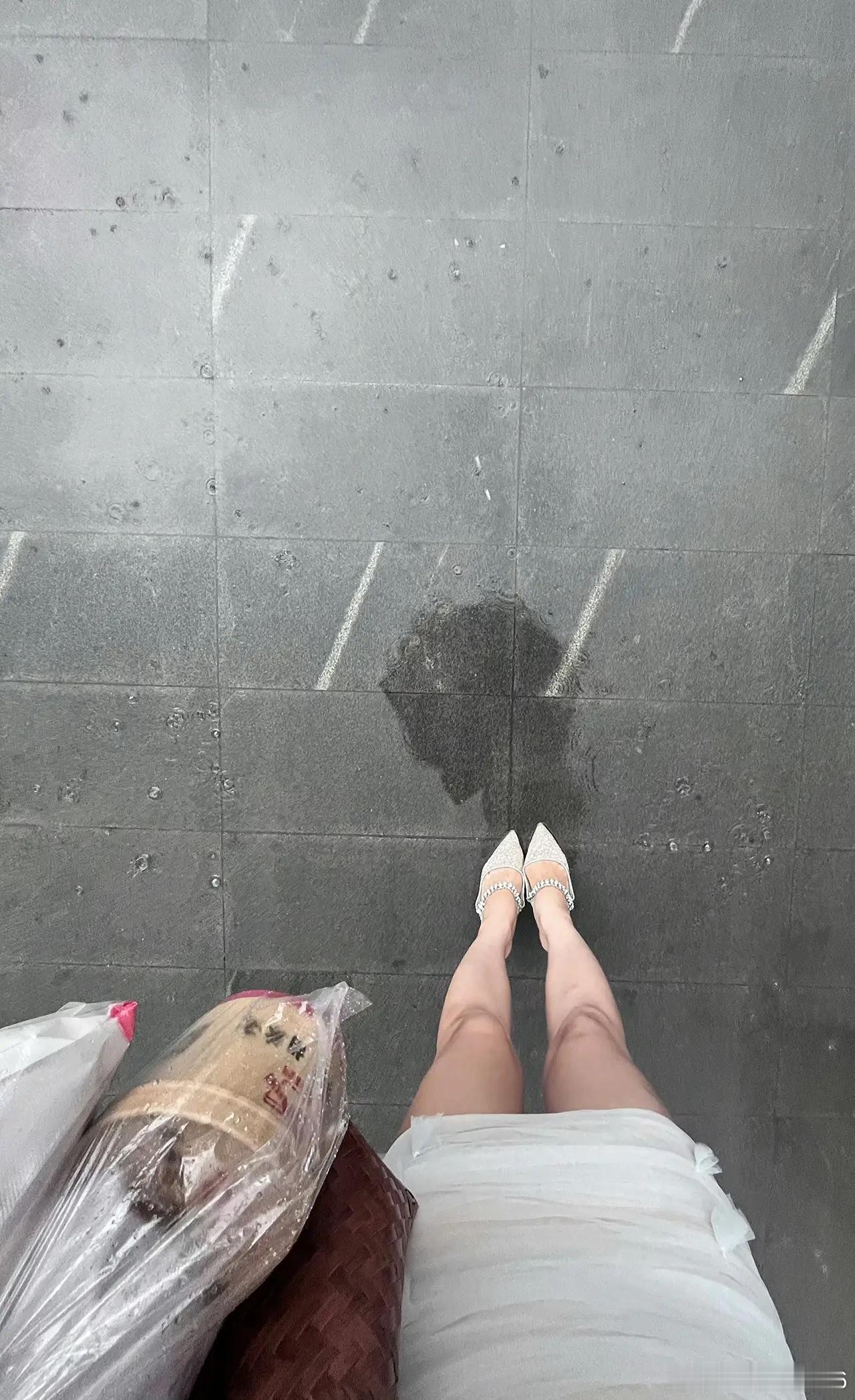 网友：做业务好难啊。还得帮客户带饭把他喂饱才能签单 