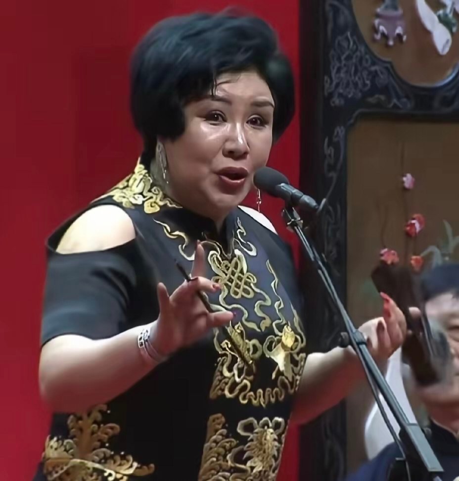 郭德纲的妻子王惠表演京韵大鼓时的一幕，太有范儿啦！ ​​​