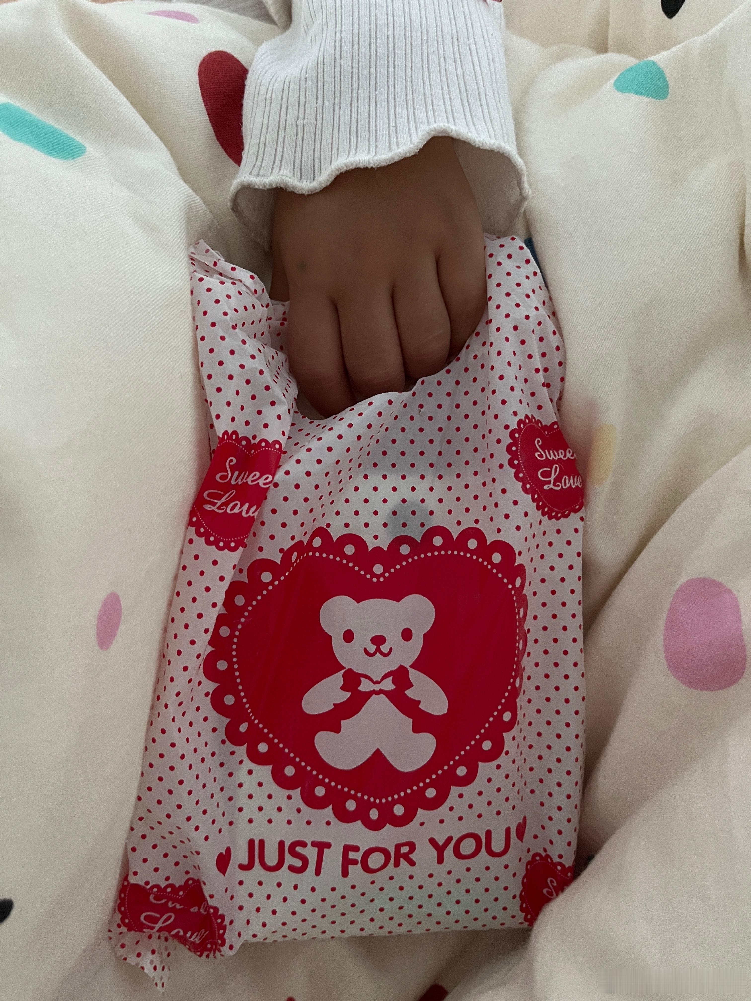 睡觉都要拿着她的美甲贴，不离手，要美美的过年，妈妈都没那么时髦魏大勋一腿跨了一米