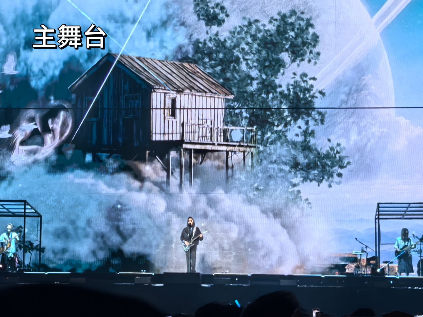 看过这么多场演唱会，谢霆锋演唱会是我见过舞台设计最多样的，这个男人为了让四面八方