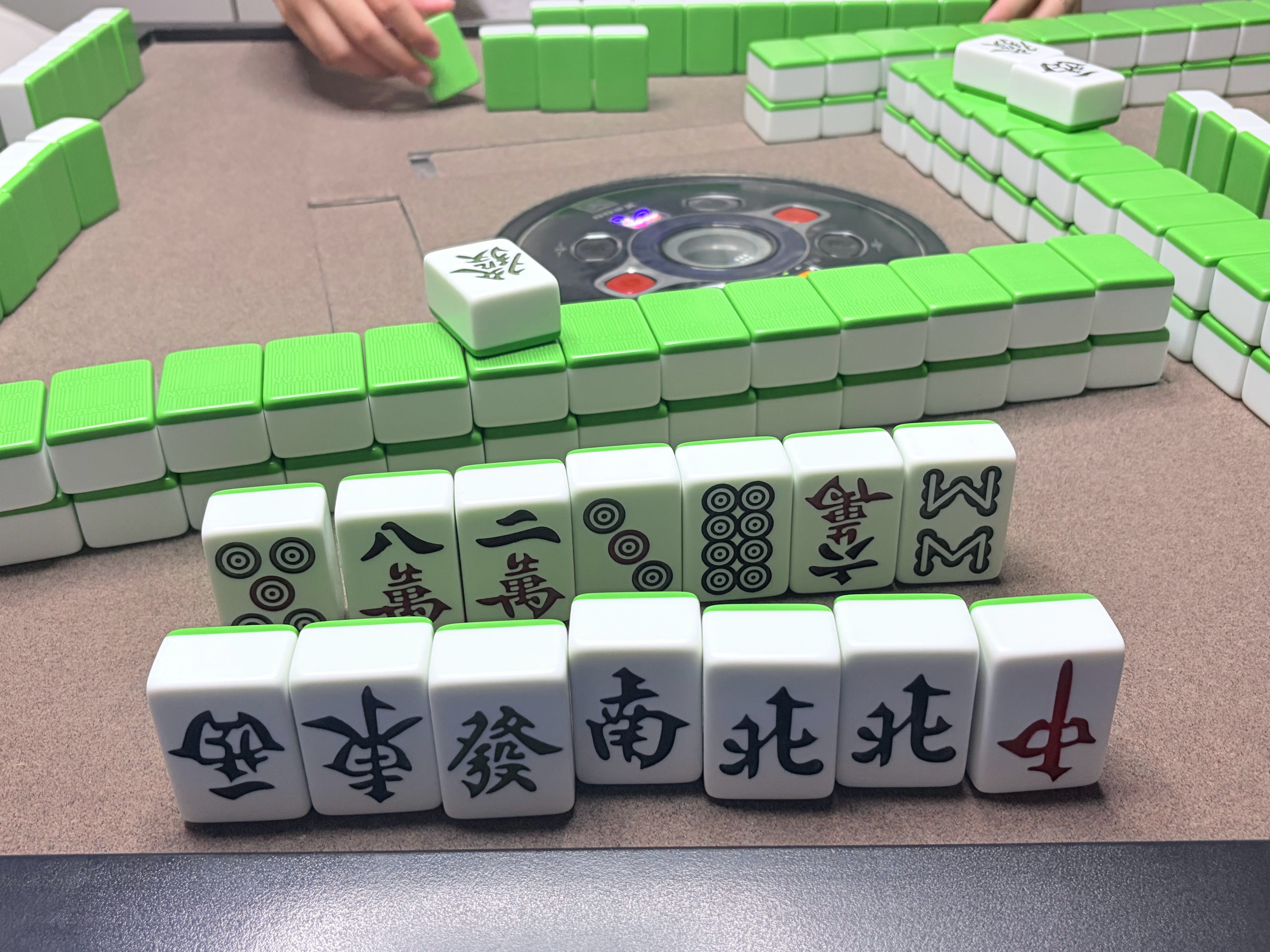 度嘟日常 白板的混儿 我有东南西北中发唯独没有白板特无语 剩下的牌也特差劲