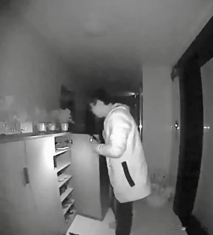 小区惊现“偷鞋贼”！19岁小伙专偷旧鞋，业主群笑喷：图味儿还是图脚气？

咱小区