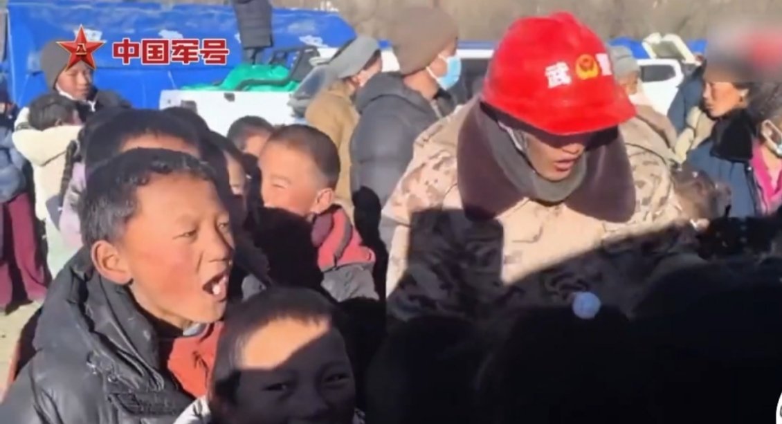 震区小朋友与子弟兵同唱国歌 有力量，有希望！地震灾区，人民子弟兵搭起的临时学校，
