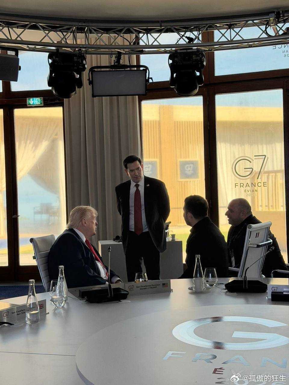 泽连斯基在G7和特朗普会谈，貌似很融洽。 