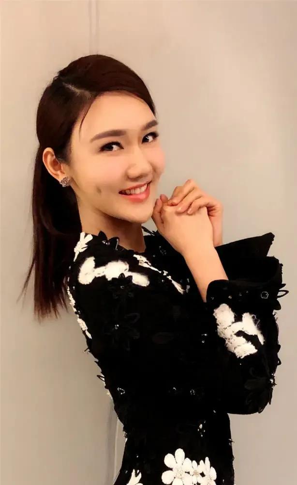 龙洋曾经半开玩笑的谈过求偶标准：
她希望另一半是集多位前辈优点于一身的“复合型人