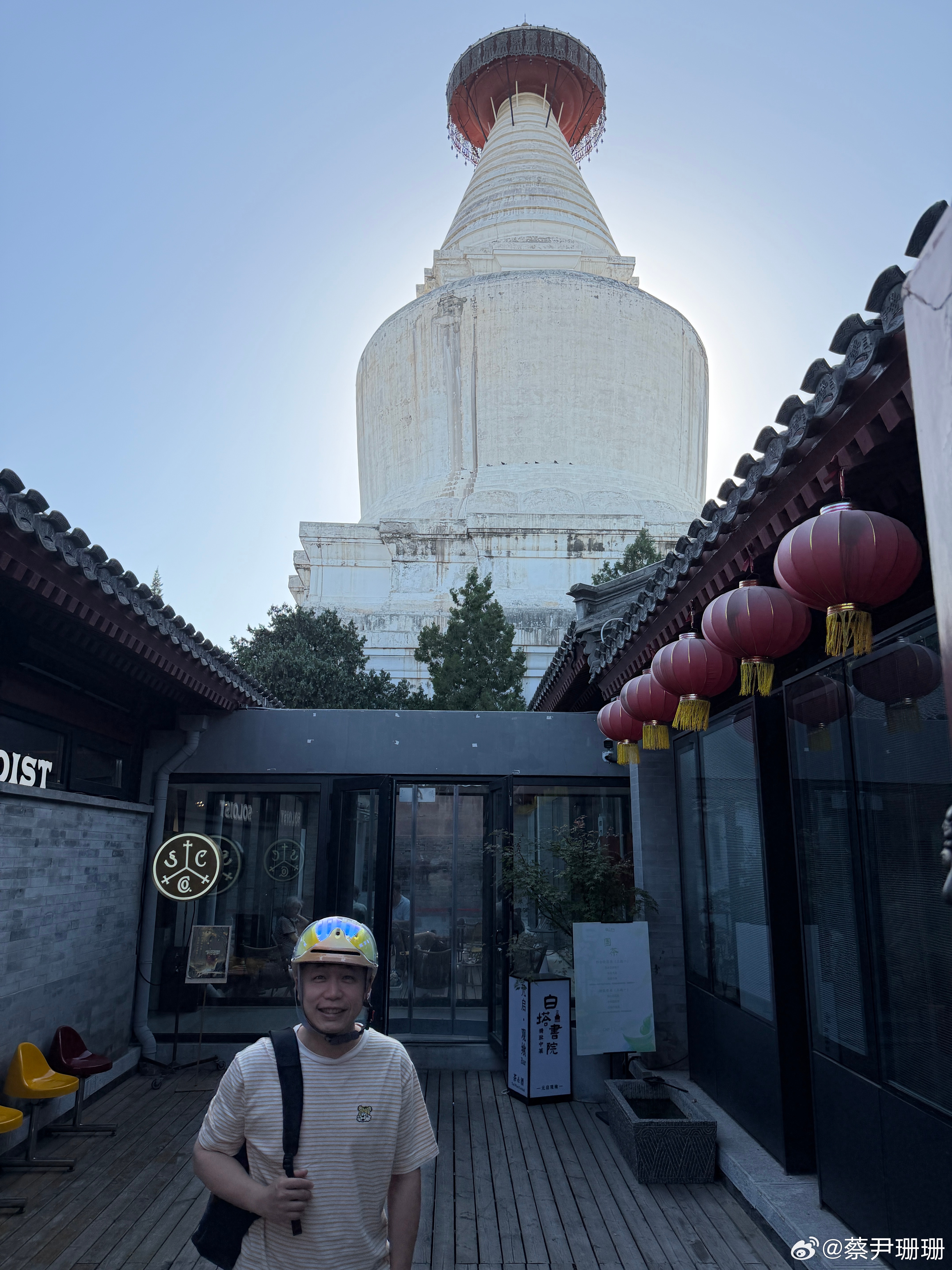 我非常推荐北京人可以周末一天 staycation 在白塔寺的小院住，第二天起来