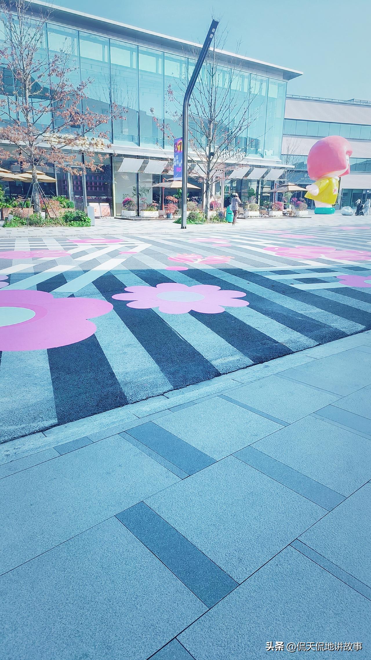 3月的风，吹得广场比我的钱包还空
 
上午9点20不到，站在这偌大的广场里，
阳