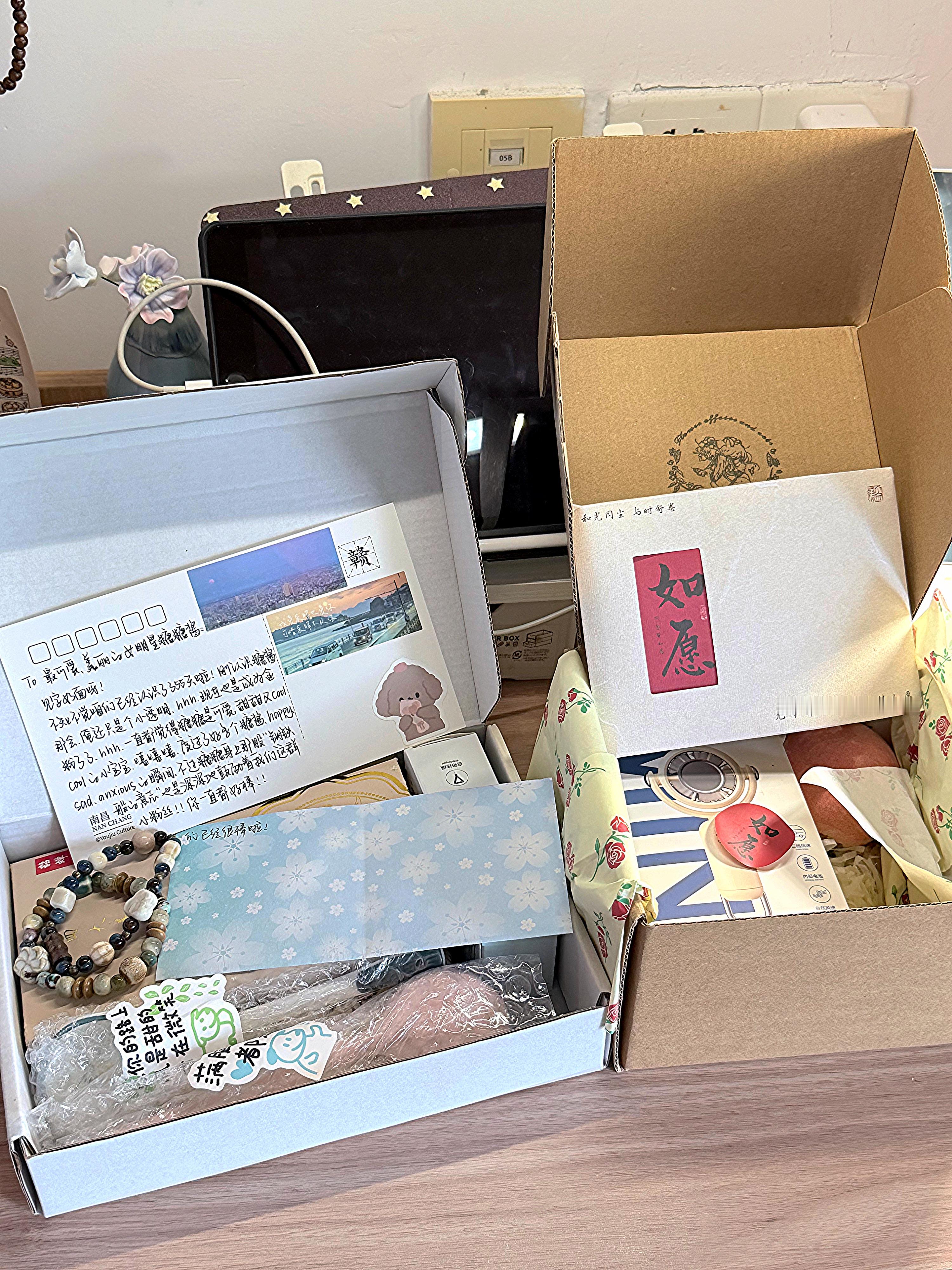 还有你们送我的礼物🎁吃的已经进我的小肚子里了嘿嘿~这个幸运小🍬这几年真的收到