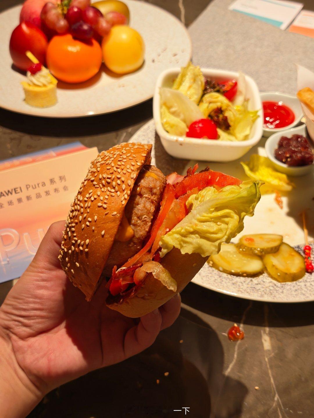 晚安朋友们，本周第二趟来到深圳，来得晚，华为贴心地给了餐券在房间点餐，我一看菜单