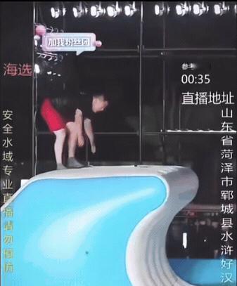 这水上闯关是看一次笑一次，大哥主打一个“明知山有虎，偏向虎山行”，简单的不走，专