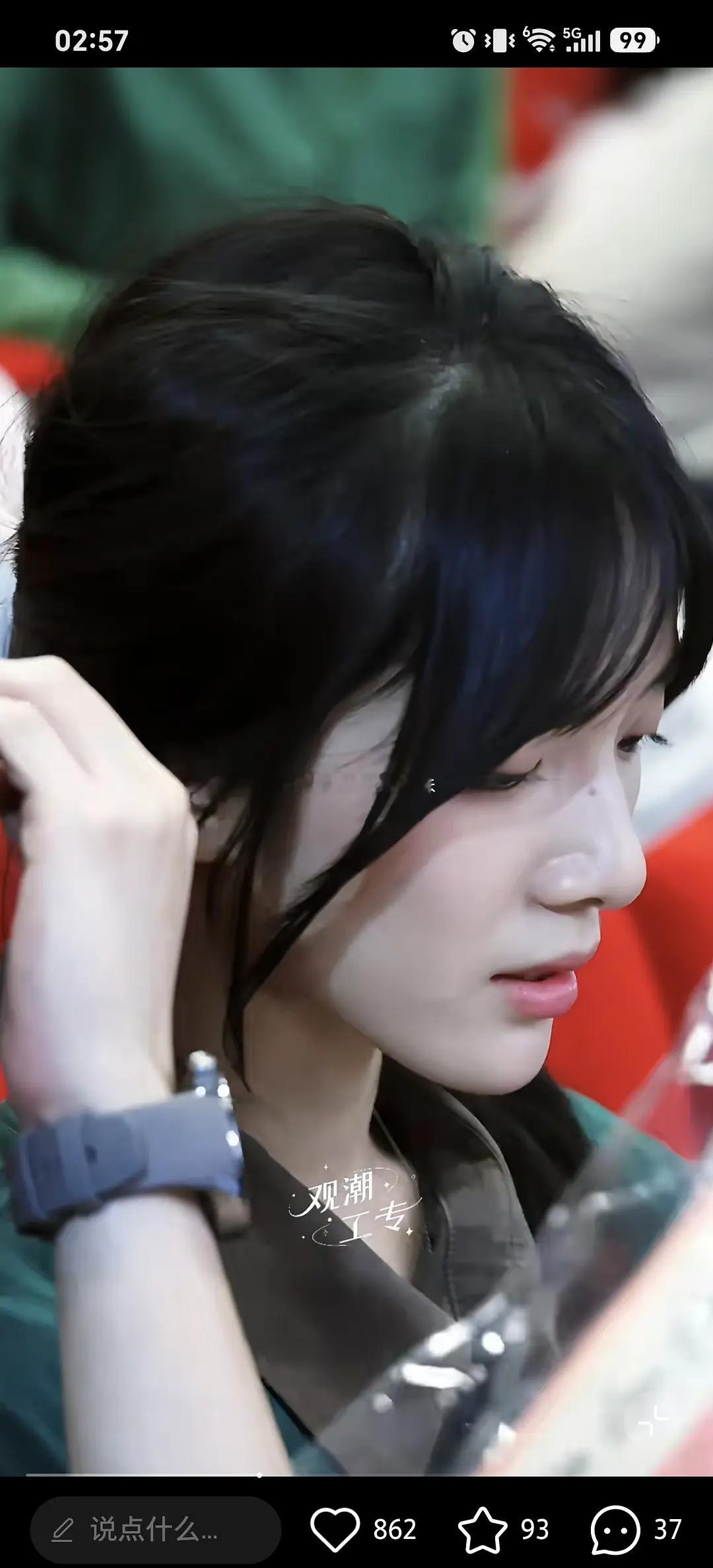 李思潼很适合拍电影正面左右侧面斜角度笑和不笑给人的感觉都很不一样，骨相立体度不错