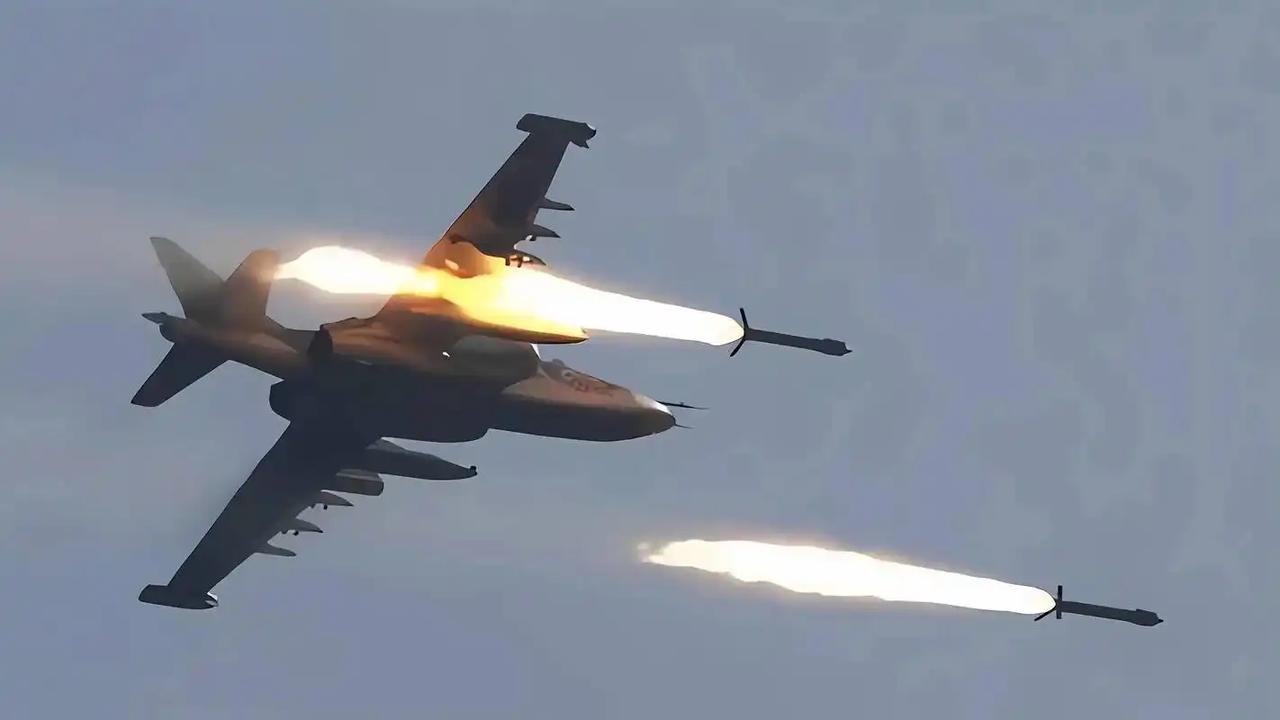 战机被导弹击中会炸成火球？实战空战没那么燃，导演都演砸了！

不少看过空战电影的
