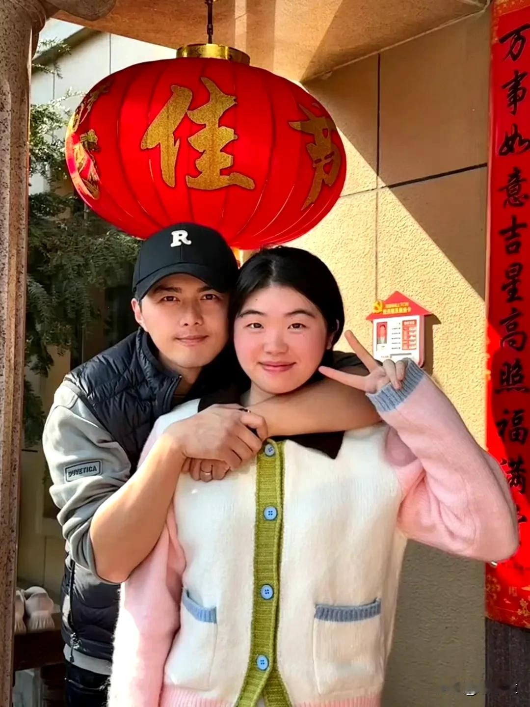 叶祖新与女孩的合影，怎么看都不像情侣，怎么会有人认为是“官宣”！
小女孩腼腆，虽