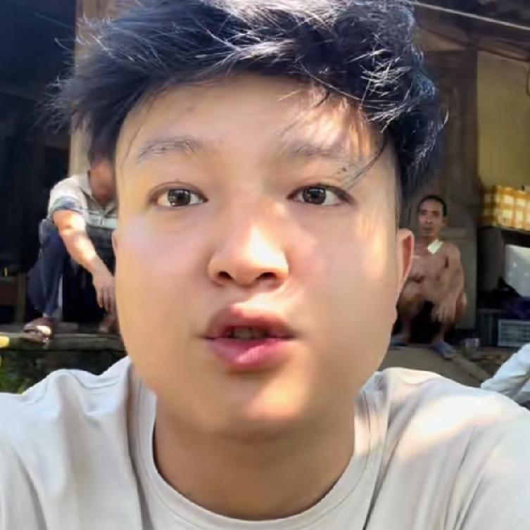 小松和秋秋马上就要给五叔五婶建房子了。五婶该干什么还是干什么，她照常去打两份工，