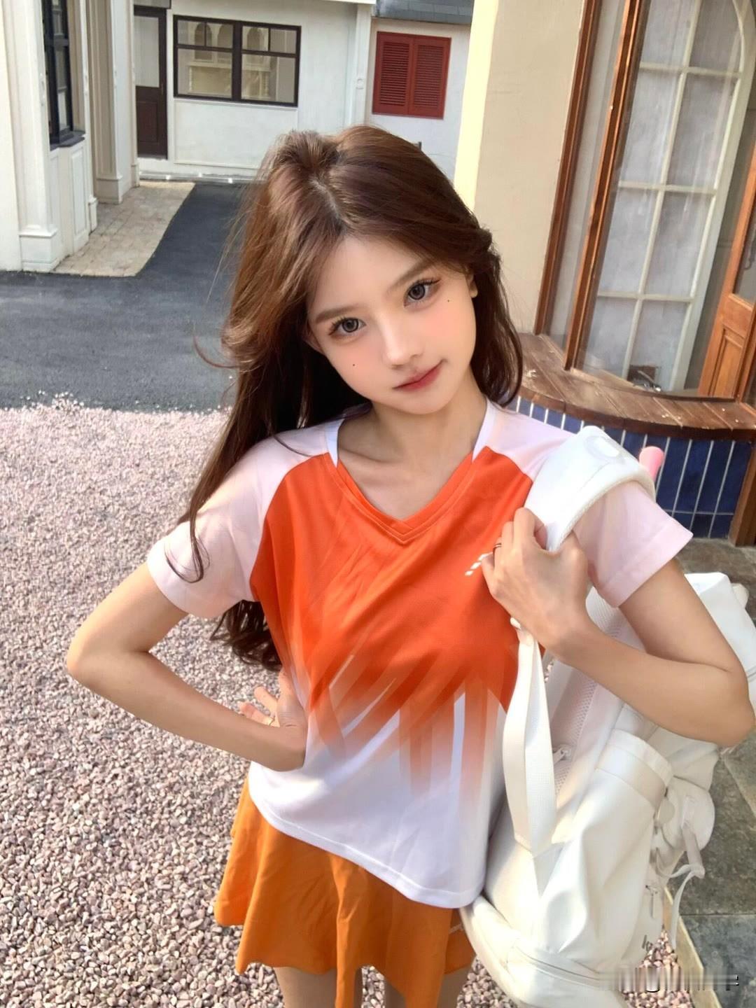 轻纱拂面，笑语盈盈，这画面宛如一幅绝美的古风画卷。就像那文案里说的“桃花嫣红，春