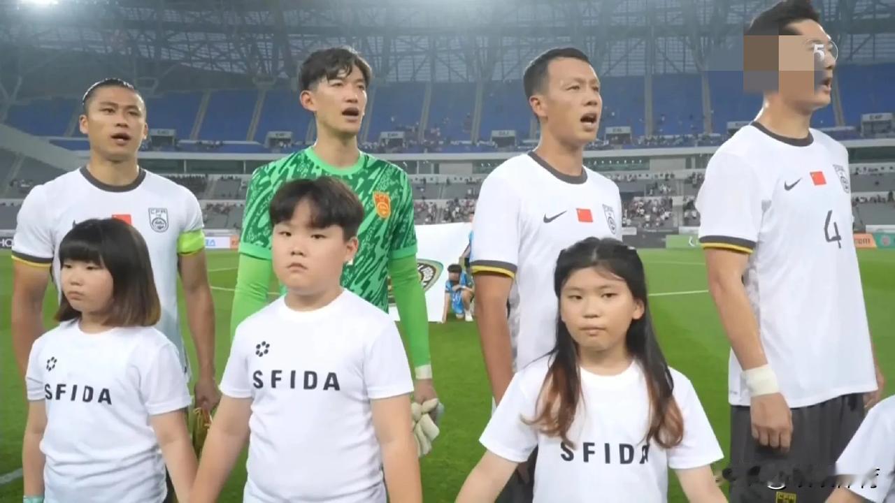 【东亚杯中国队首发阵容】
门将：颜骏凌
后卫：黄政宇、朱辰杰、蒋圣龙、高准翼
后