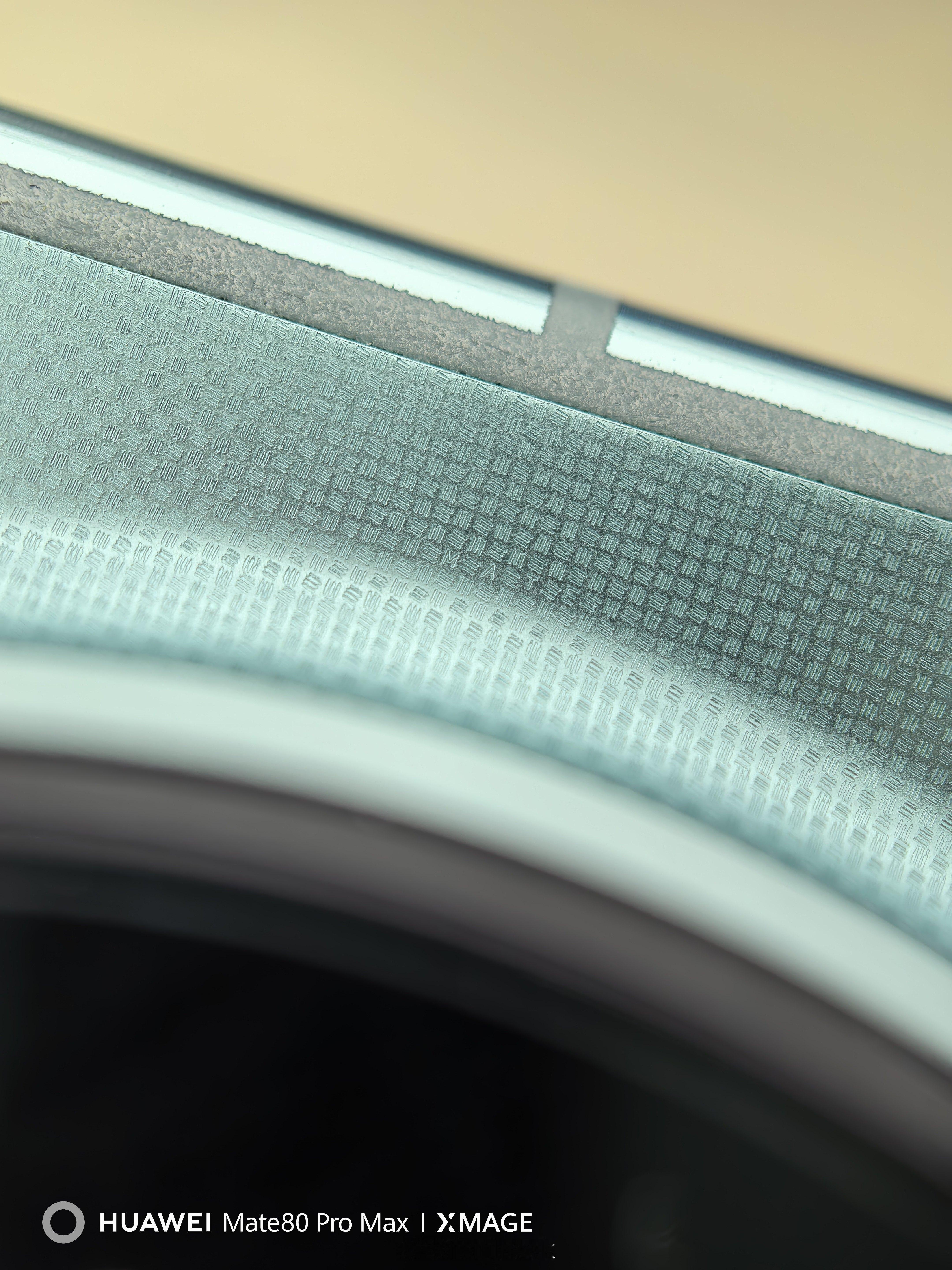 华为Mate 80 Pro Max 后盖摄像头正上方，有MATE四个字母，小伙伴