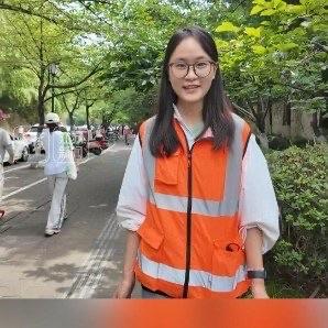 最近天热得离谱，出门走两步就一身汗，南京的环卫工人们却穿上了新装备——空调马甲，