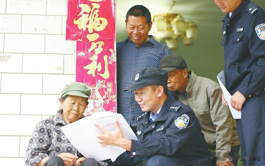 杨绍院现任昆明南站派出所政委，该重点铁路派出所为正科级岗位。依据《人民警察警衔条