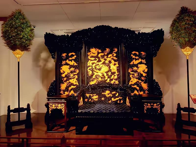 走进陈丽华的紫檀博物馆，才懂什么叫“把木头雕成了传奇”。
 
满室的幽香里，上万