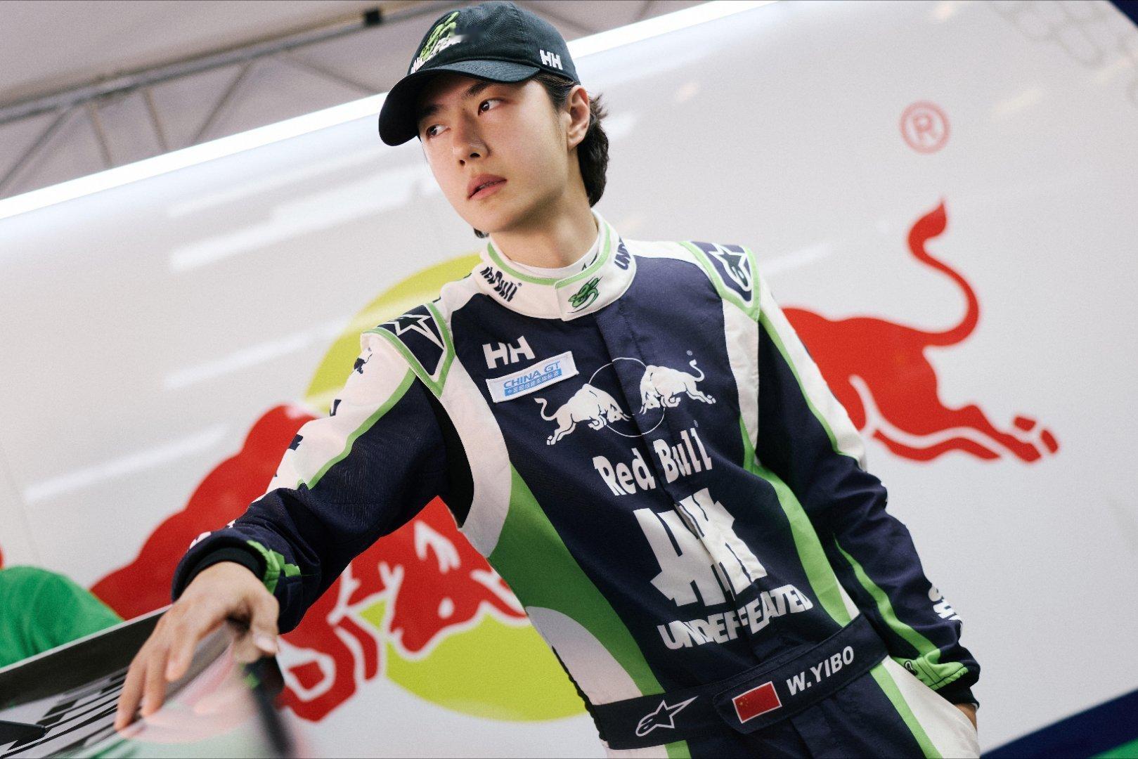 王一博85racing  wyb王一博加油的管子都是绿的 深蓝承载车身底色，青绿