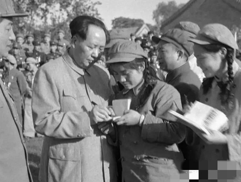 1952年，志愿军代表受毛主席接见，解秀梅本负责献花任务，却激动抱住毛主席。
 