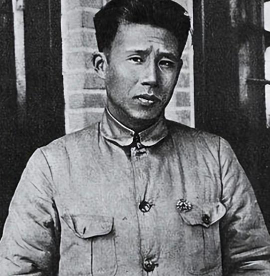 1933年，廖承志和陈赓先后被捕入狱，两人碰面后，廖承志灵机一动，悄悄对陈赓说：