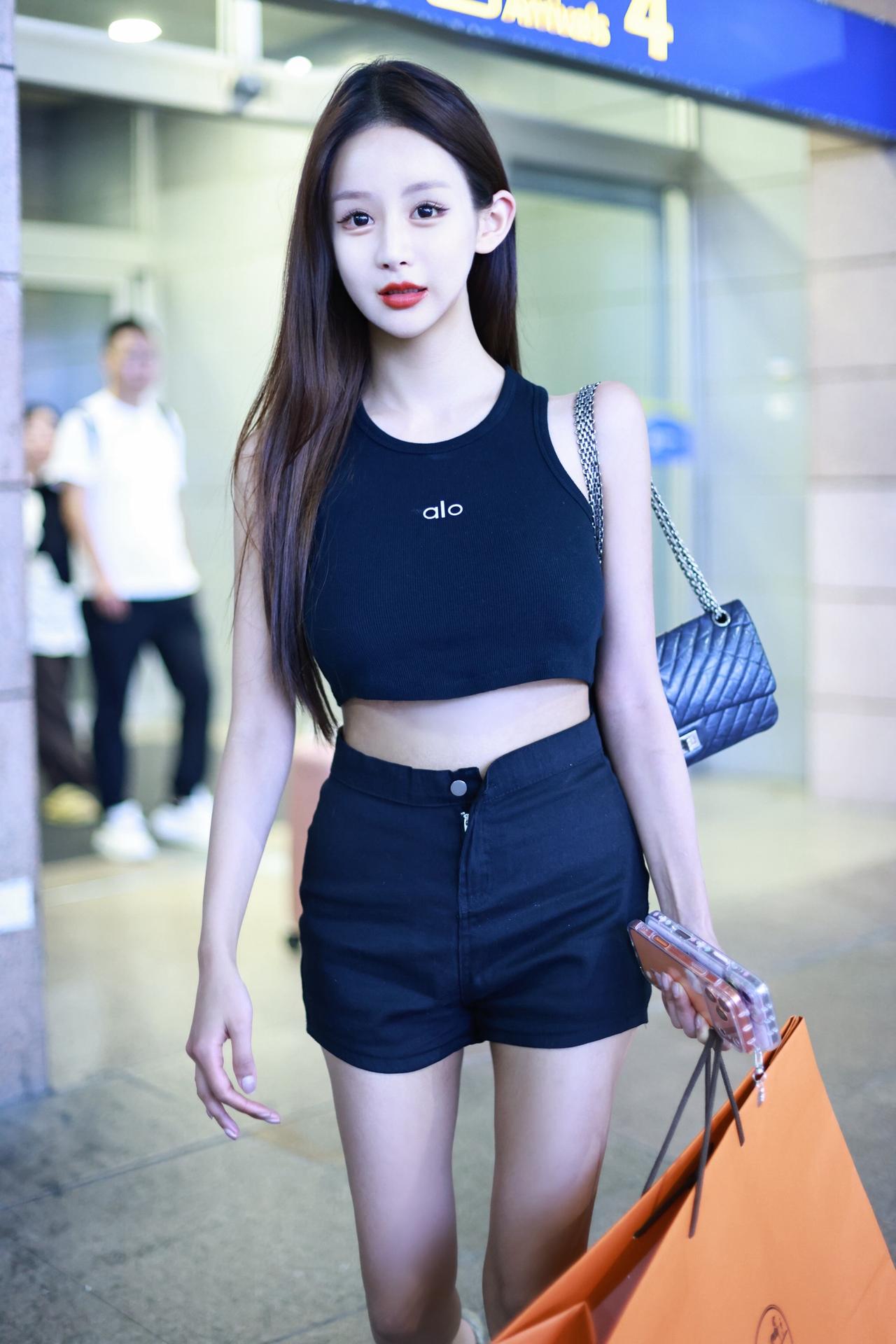 爱马仕的橙与精致配饰碰撞出高级感，红唇浅笑间时髦本就该如此随性又夺目周艺 @周艺