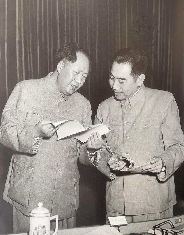 有一次毛主席打电话找周总理，问恩来同志在干什么？值班人员回答说，睡觉了。毛主席又