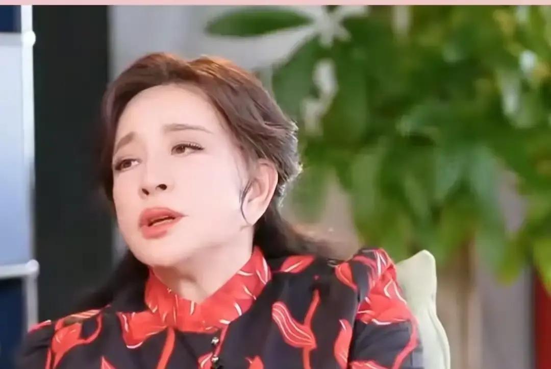 在节目里谈到中年人的婚姻日常，刘晓庆笑着脱口而出“交公粮没有那么按时交了”，直接