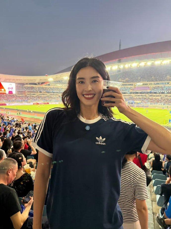 赵丽娜的苏超主队是南京 看到赵丽娜为南京队欢呼真的超感动，南京3比2赢了，她一直