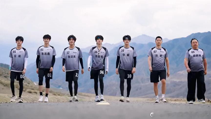 TOP都穿长裤不告诉朱志鑫预告看得我爆笑，TOP全都穿长裤，唯独落下朱志鑫，只有