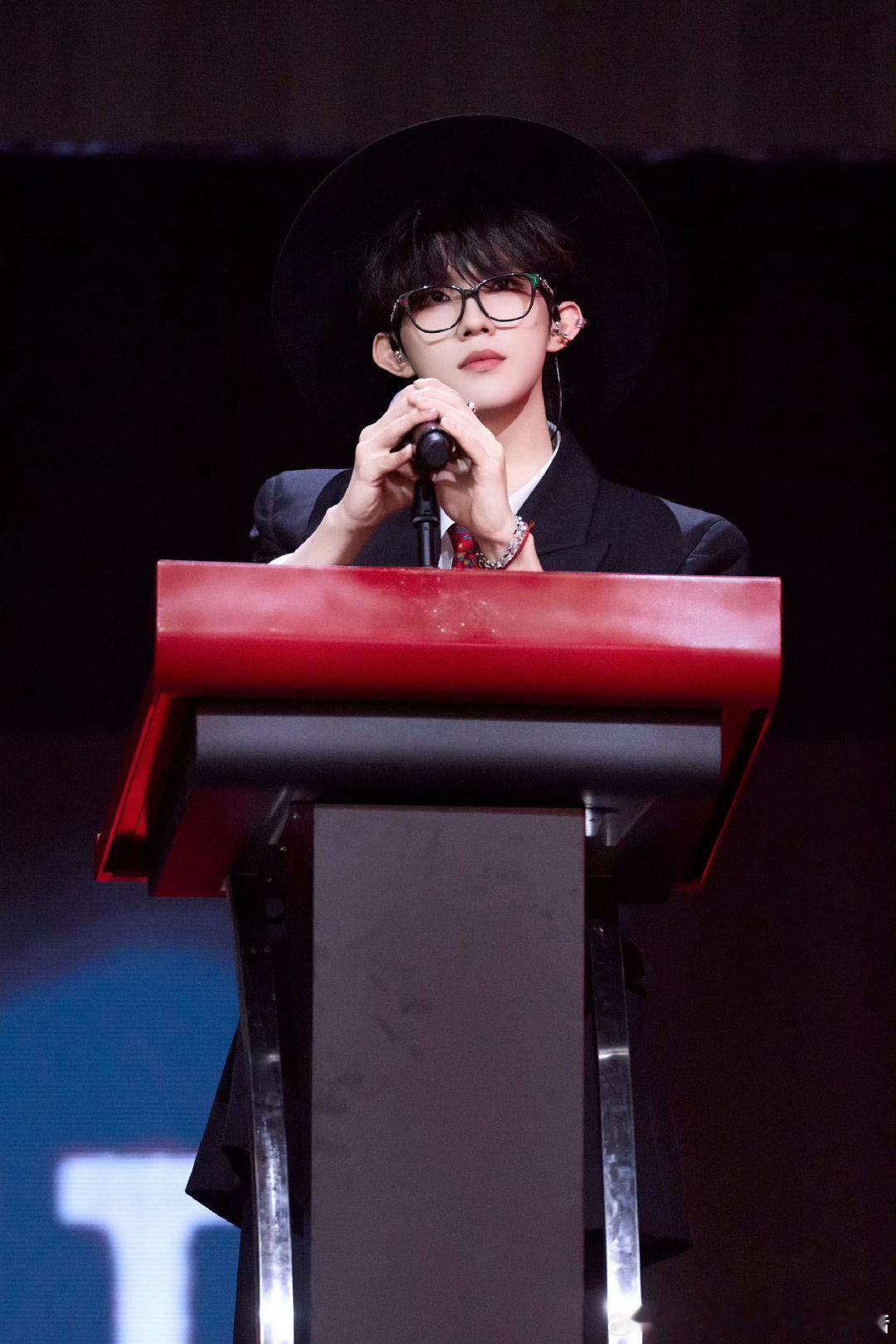 苏新皓又想你们了 苏新皓发文：我又想你们了 苏新皓晒澳门演唱会舞台照 苏新皓晒澳