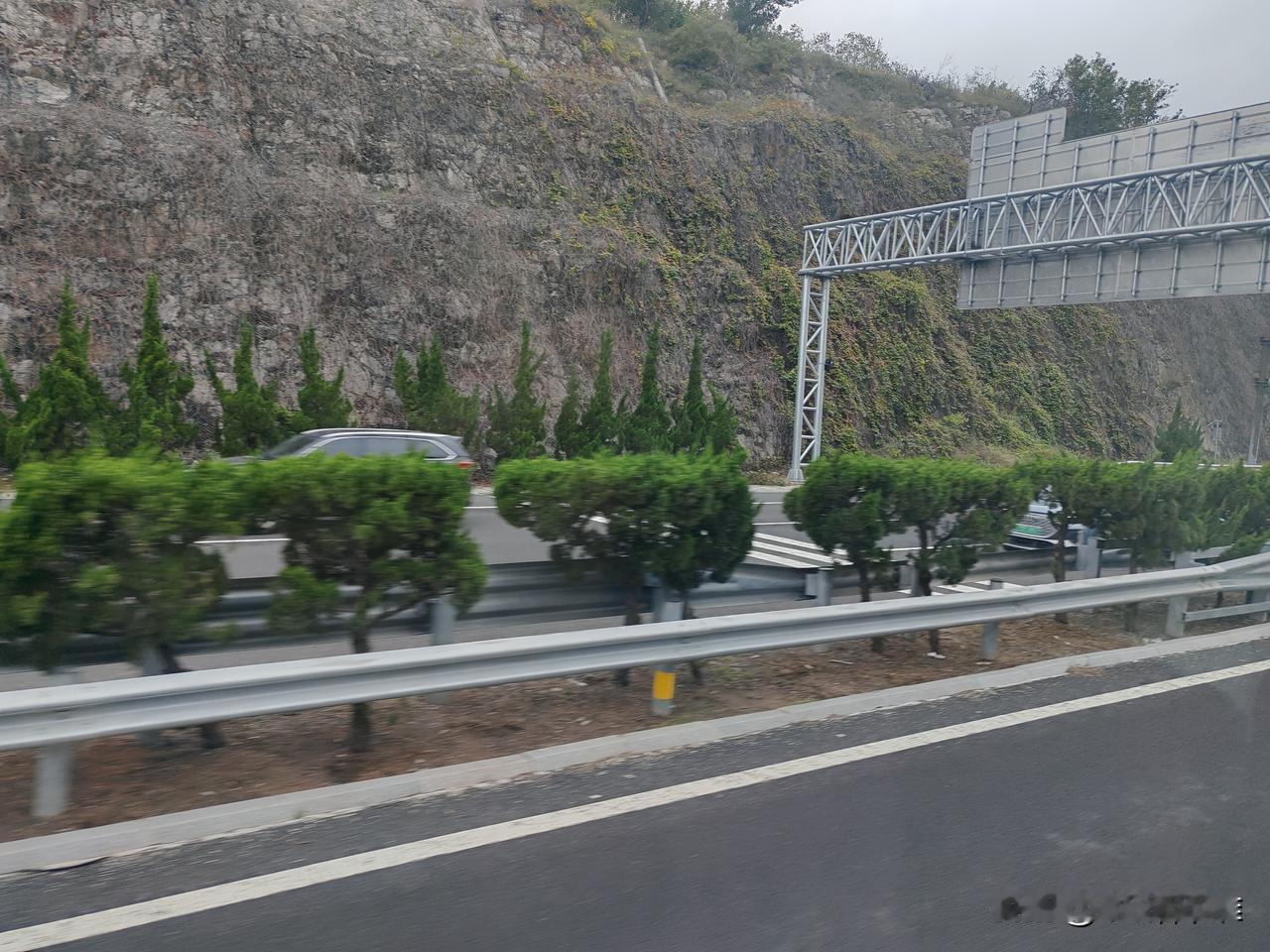 为什么高速路修得很平整，而不少地方的城市道路修得不平整呢？
把路修平，现在技术绝