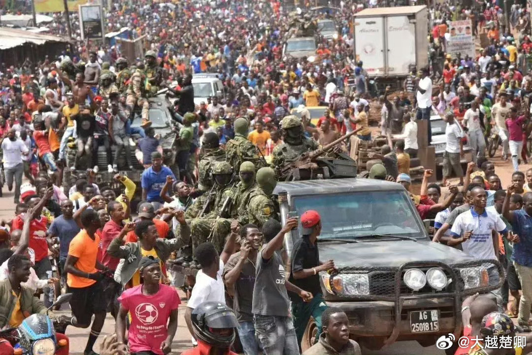 非洲部分国家，每当发生军事政变时，老百姓就会跑到街上欢呼雀跃，箪食壶浆以迎王师。