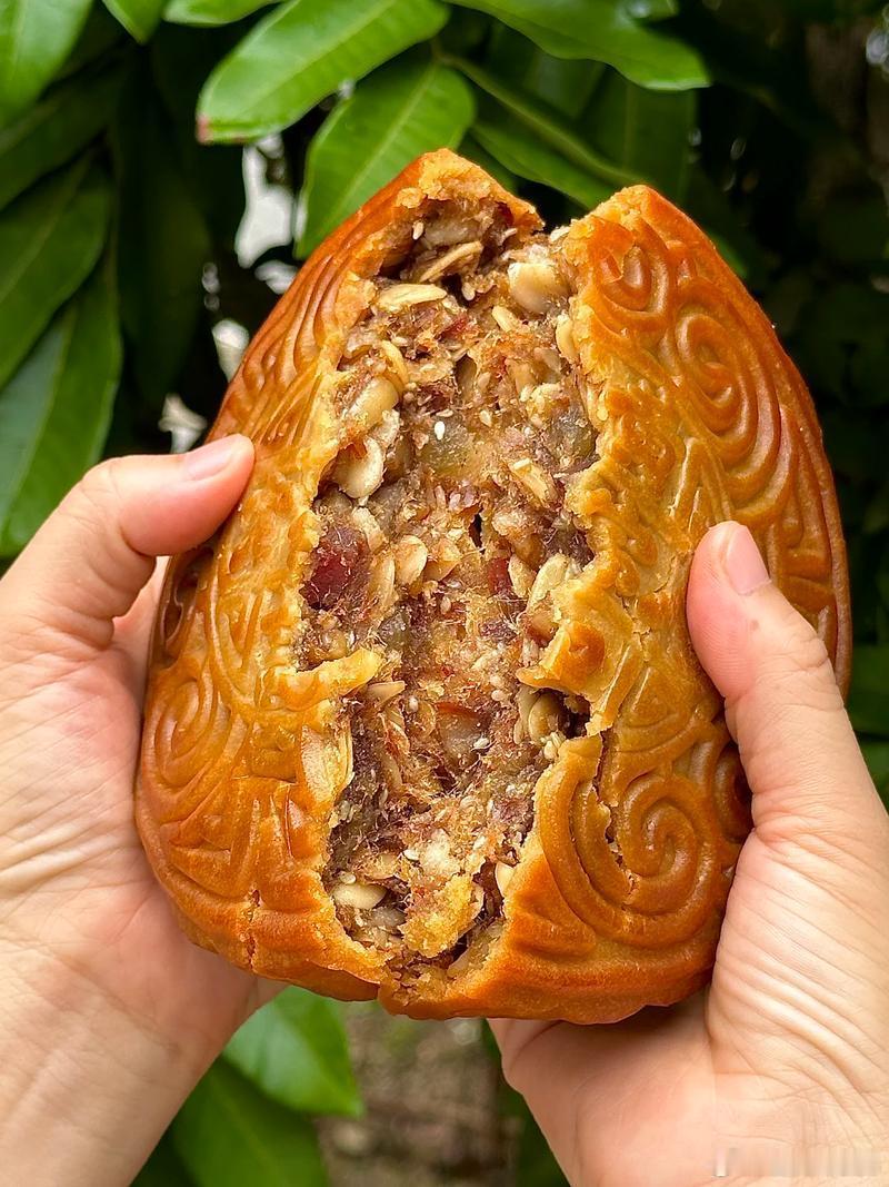 五仁月饼要竖起来对半切才好吃发现五仁月饼隐藏吃法，竖起来对半切，轻松解决皮馅分布