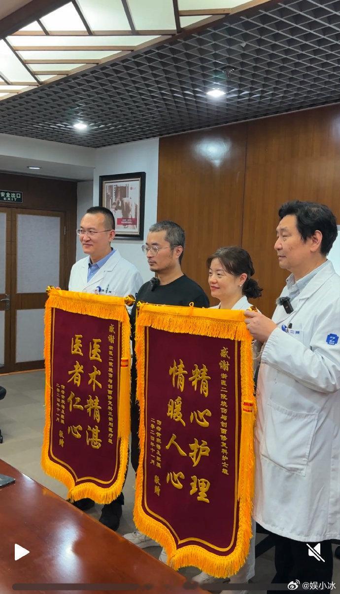 烧伤妈妈丈夫给医生送锦旗  今天这位烧伤妈妈终于出院转院，丈夫许先生真挚的为医生